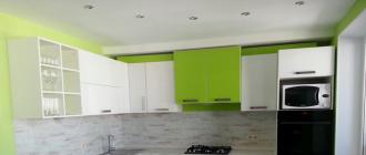 Яркие и сочные зеленые шторы для кухни