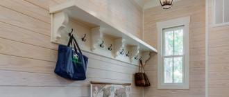 Интерьер прихожей в загородном доме - красивый дизайн коридора Прихожая в деревянном доме дизайн